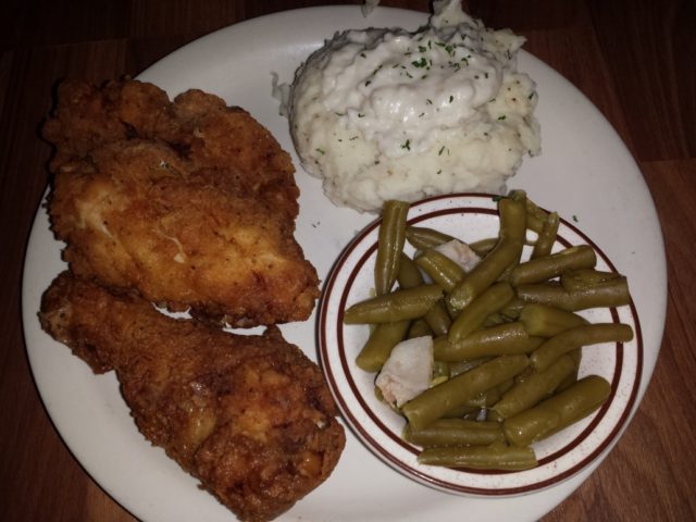 Fried Chicken w Mashed Potatoes and Green Beans